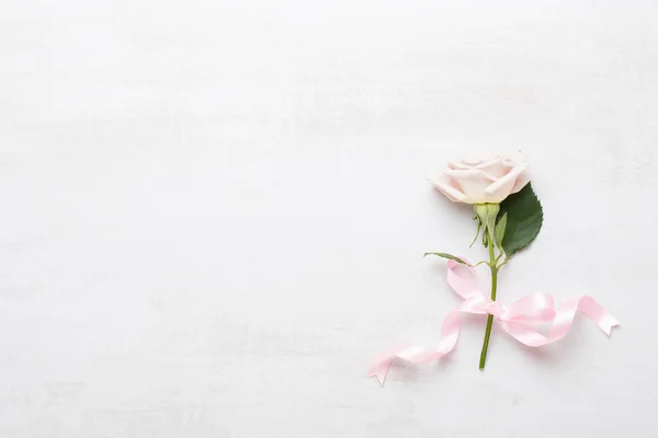 Квіткова композиція. Рамка з рожевої троянди на сірому фоні . — стокове фото