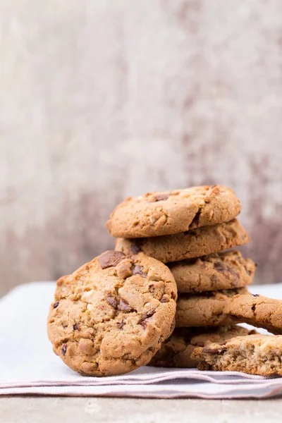 Biscuits à l'avoine au chocolat sur le fond en bois . — Photo