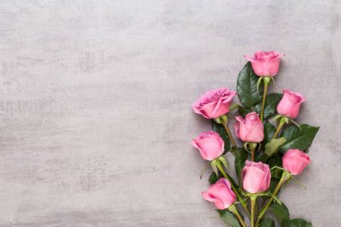 Çiçekler sevgililer günü kompozisyonu. GR üzerindeki pembe gülden yapılmış çerçeve