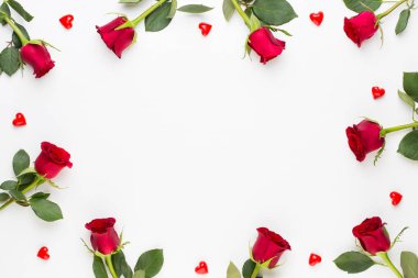 Çiçek kompozisyon. Beyaz zemin üzerine kırmızı gül çerçeve yapılmış.