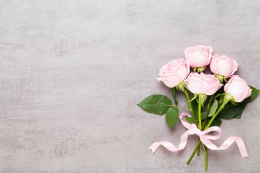 Çiçekler sevgililer günü kompozisyonu. GR üzerindeki pembe gülden yapılmış çerçeve