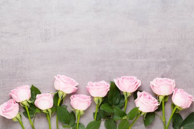 Çiçekler sevgililer günü kompozisyonu. GR üzerindeki pembe gülden yapılmış çerçeve