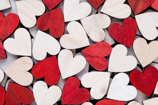 San Valentino sfondo con bianco fine cuori rossi su ba di legno — Foto Stock