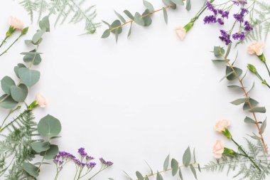 Çiçek kompozisyon. Kağıt boş, karanfil çiçek, okaliptüs 