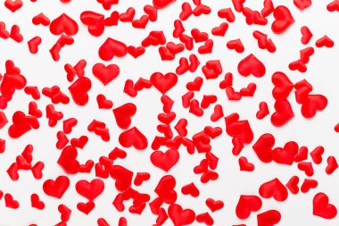 Sevgiliye arka plan kırmızı kalpler Beyaz ahşap zemin üzerinde.