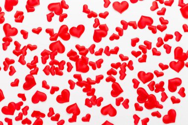 Sevgiliye arka plan kırmızı kalpler Beyaz ahşap zemin üzerinde.