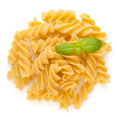 Beyaz arkaplanda makarna sarmalı izole edildi.