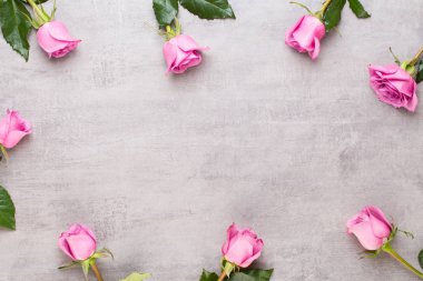 Çiçekler sevgililer günü kompozisyonu. GR üzerindeki pembe gülden yapılmış çerçeve