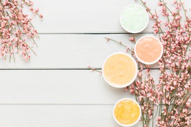 Bahar tebrik kartı, mercan rengi çiçekler üzerinde pastel b yaşayan