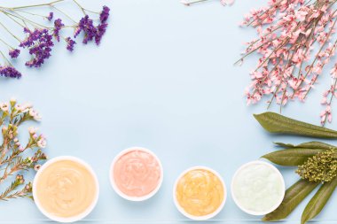 Bahar tebrik kartı, mercan rengi çiçekler üzerinde pastel b yaşayan