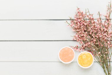 Bahar tebrik kartı, mercan rengi çiçekler üzerinde pastel b yaşayan