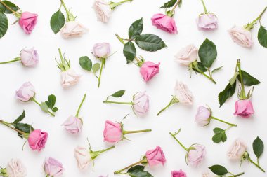 Çiçekler sevgililer günü kompozisyonu. GR üzerindeki pembe gülden yapılmış çerçeve