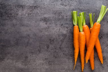 Tahta masada bir demet taze kuşkonmaz..