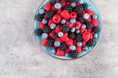 Mavi tabakta taze meyve salatası. Klasik ahşap arkaplan.