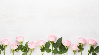 Çiçekler sevgililer günü kompozisyonu. GR üzerindeki pembe gülden yapılmış çerçeve