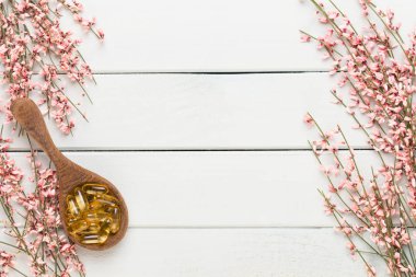 Bahar tebrik kartı, mercan rengi çiçekler üzerinde pastel b yaşayan