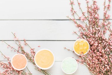 Bahar tebrik kartı, mercan rengi çiçekler üzerinde pastel b yaşayan