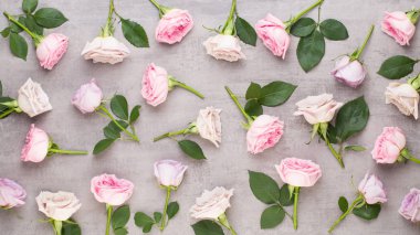 Çiçekler sevgililer günü kompozisyonu. GR üzerindeki pembe gülden yapılmış çerçeve