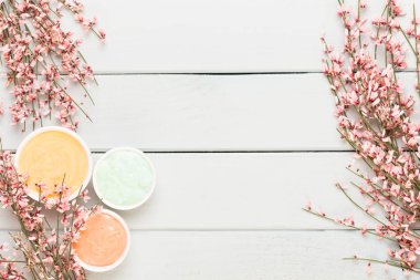 Bahar tebrik kartı, mercan rengi çiçekler üzerinde pastel b yaşayan