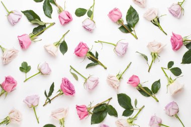 Çiçekler sevgililer günü kompozisyonu. GR üzerindeki pembe gülden yapılmış çerçeve