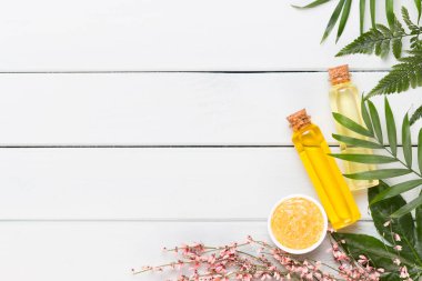 Güzellik ve moda kavramı üzerinde pastel rustik ahşap ayarla spa ile 