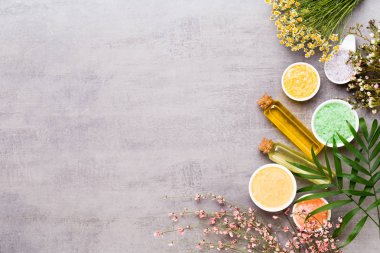 Güzellik ve moda kavramı üzerinde pastel rustik ahşap ayarla spa ile 