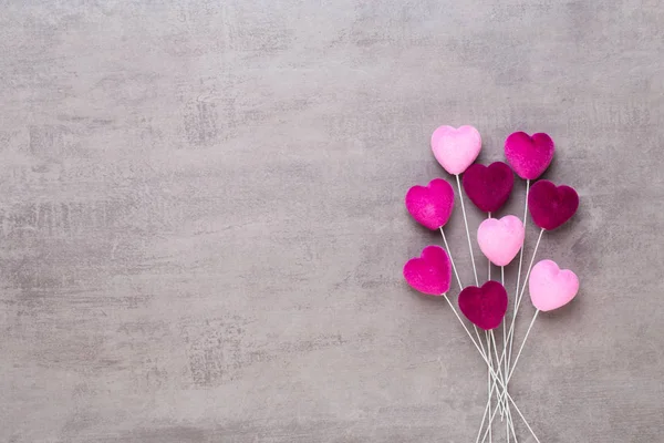 Cuore rosso sullo sfondo grigio. biglietto di auguri di San Valentino . — Foto Stock