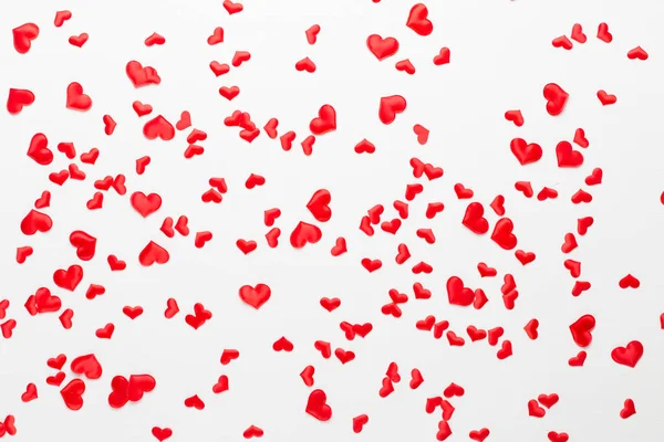 Walentynki serca czerwone tło na podłoże drewniane. — Zdjęcie stockowe