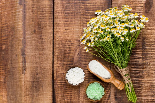 Aromaterapia camomilla a tema, cosmetica artigianale. spazio per il testo — Foto Stock