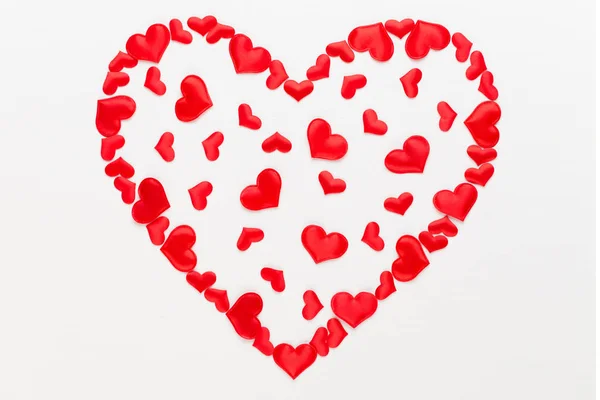Día de San Valentín fondo corazones rojos sobre fondo de madera blanca . — Foto de Stock