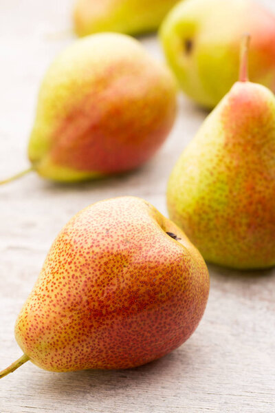 Свежие груши с листьями на деревянном фоне
.