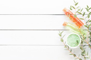 Güzellik ve moda kavramı üzerinde pastel rustik ahşap ayarla spa ile 