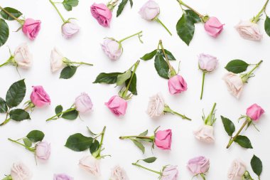 Çiçekler sevgililer günü kompozisyonu. GR üzerindeki pembe gülden yapılmış çerçeve