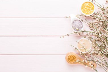 Güzellik ve moda kavramı üzerinde pastel rustik ahşap ayarla spa ile 
