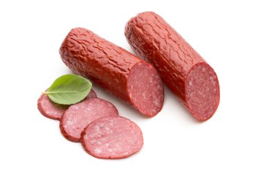 Salam Sosis füme, beyaz arka plan kesme fesleğen yaprağı.