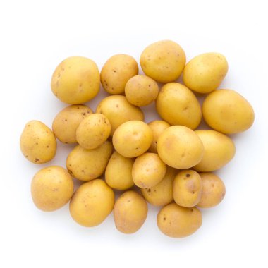 Beyaz arka plan üzerinde izole genç patates. Yeni hasat. Düz yatıyordu