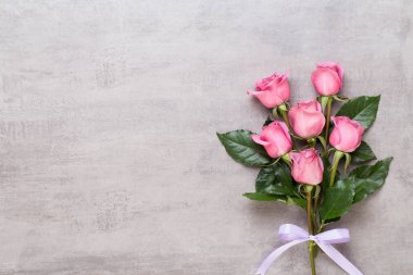 Çiçekler sevgililer günü kompozisyonu. GR üzerindeki pembe gülden yapılmış çerçeve