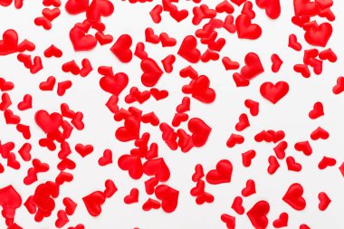 Sevgiliye arka plan kırmızı kalpler Beyaz ahşap zemin üzerinde.