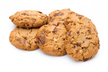 Beyaz arkaplanda izole edilmiş çikolatalı kurabiye.