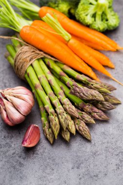 Tahta masada bir demet taze kuşkonmaz..