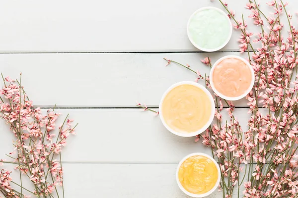 Bahar tebrik kartı, mercan rengi çiçekler üzerinde pastel b yaşayan