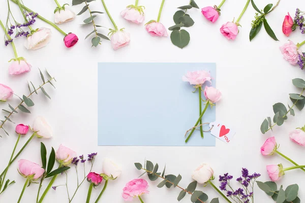 Hermosas flores de ranúnculo de color sobre un fondo blanco.Sprin — Foto de Stock