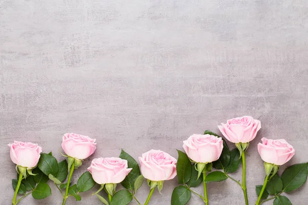 Çiçekler sevgililer günü kompozisyonu. GR üzerindeki pembe gülden yapılmış çerçeve