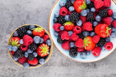 Mavi tabakta taze meyve salatası. Klasik ahşap arkaplan.