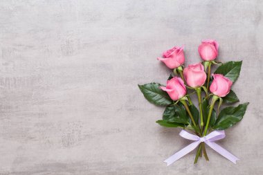 Çiçekler sevgililer günü kompozisyonu. GR üzerindeki pembe gülden yapılmış çerçeve