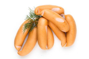 Beyaz arkaplanda yalıtılmış domuz sosisi.