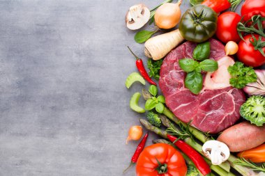 Sebze ve baharat ile çiğ taze et antrikot biftek.