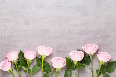 Çiçekler sevgililer günü kompozisyonu. GR üzerindeki pembe gülden yapılmış çerçeve