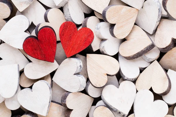 San Valentino sfondo con bianco fine cuori rossi su ba di legno — Foto Stock