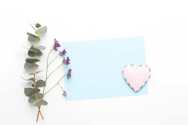 Composición de flores. Papel en blanco, flores, ramas de eucalipto o — Foto de Stock